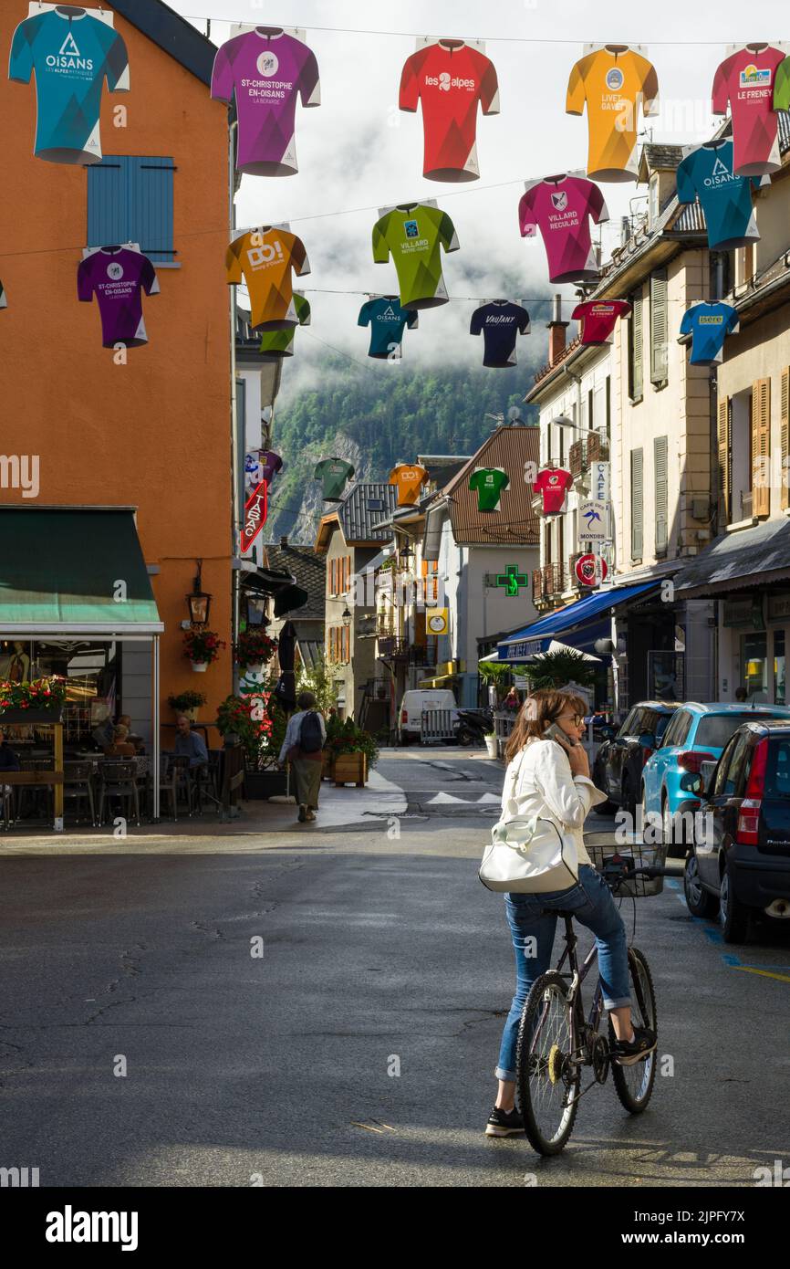 Le Bourg d'Oisans, città conosciuta per il Tour de France e come ingresso al Parco Nazionale dei Ecrins nelle Alpi francesi. Foto Stock