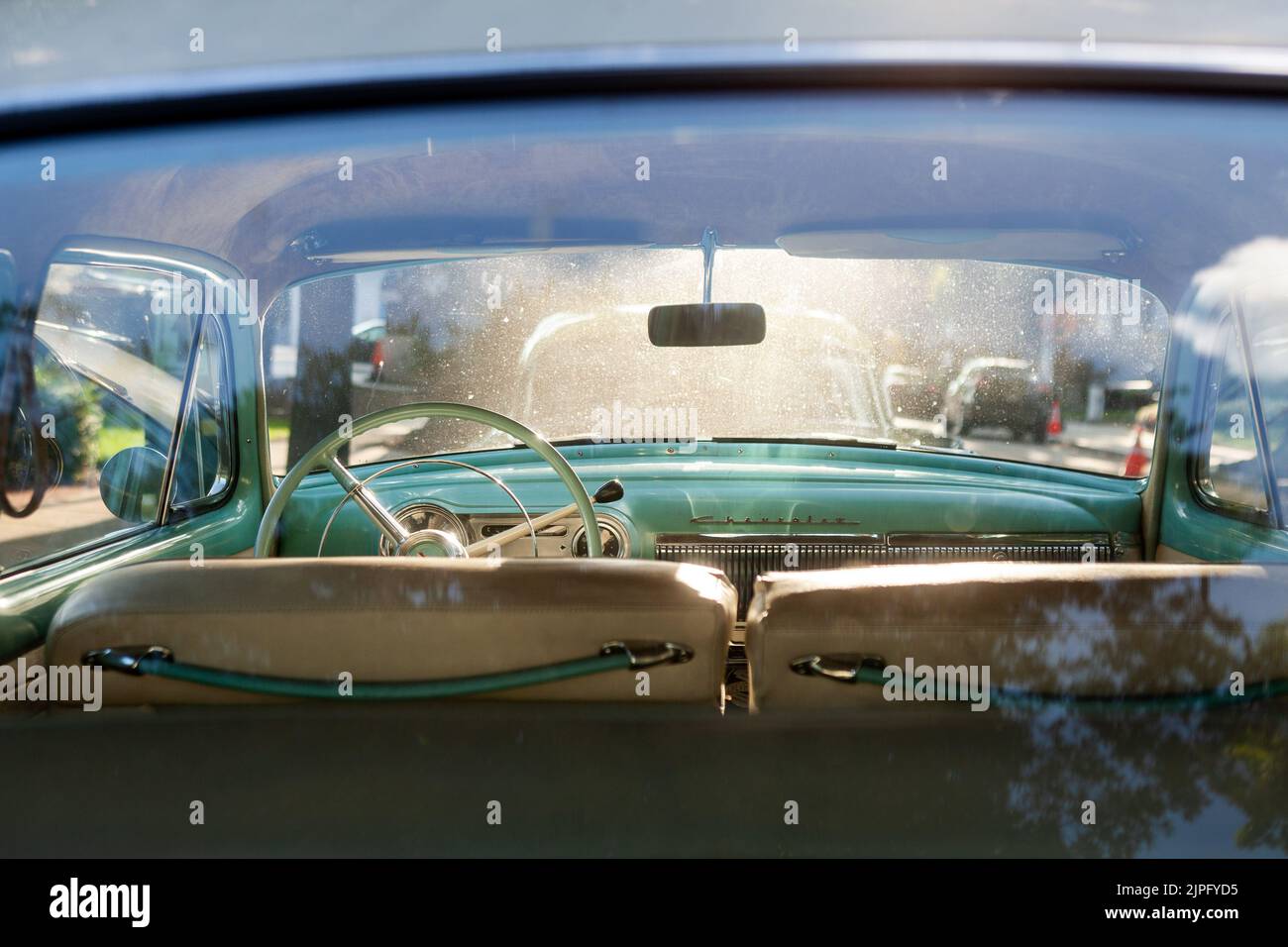 Washington, Stati Uniti. 07th ago, 2022. L'interno di un 1954 Chevrolet Bel Air al tramonto. L'auto è una delle più di 20 auto e camion antichi utilizzati nel film, 'Rustin', circa l'attivista per i diritti civili Bayard Rustin. Il film è prodotto da Barack and Michelle Obama's Production Company, Higher Ground Productions,' e debutterà su Netflix nel 2023. Credit: SOPA Images Limited/Alamy Live News Foto Stock