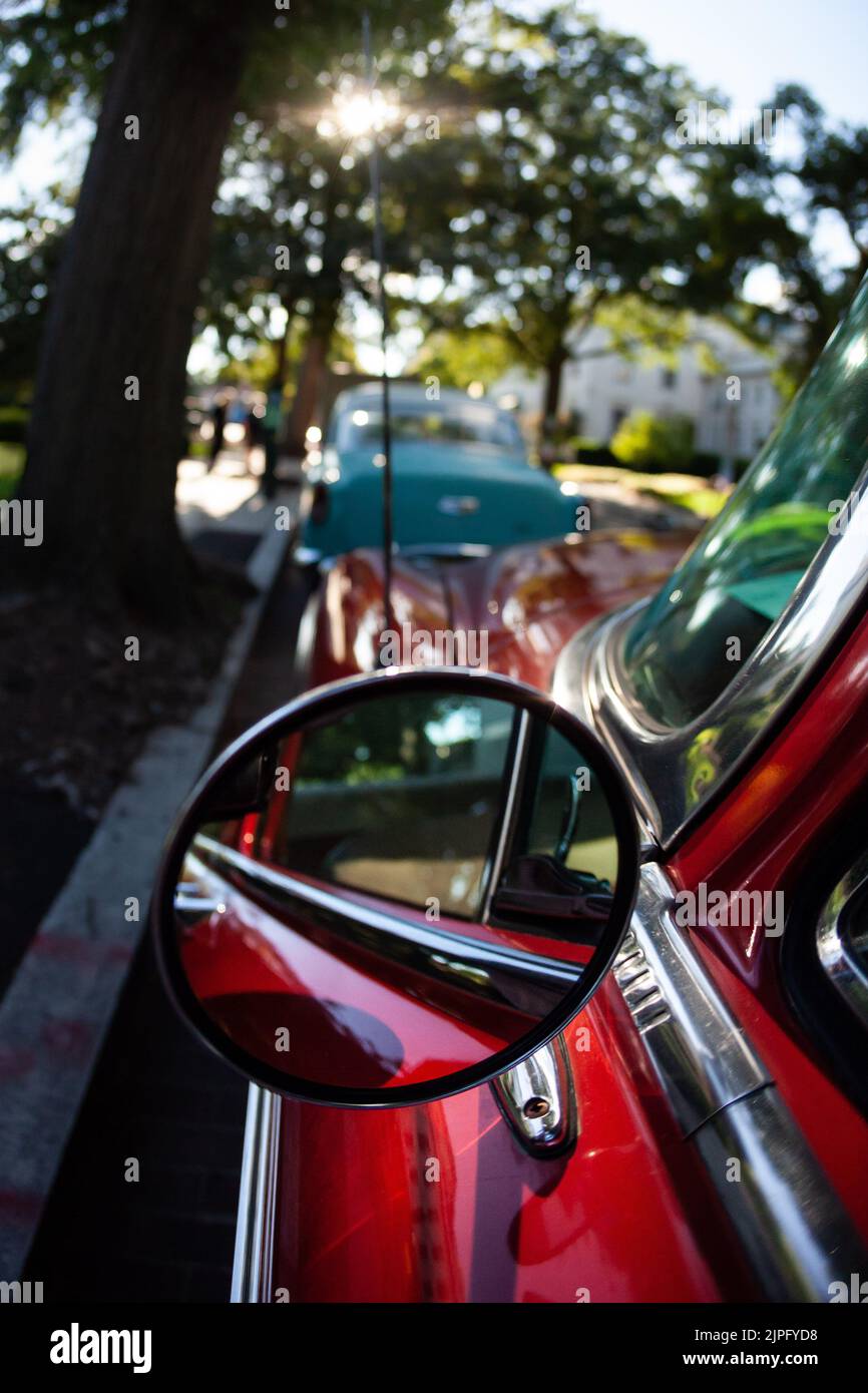 Washington, Stati Uniti. 07th ago, 2022. A 1955 Plymouth Belvedere (rosso) e a 1954 Chevrolet Bel Air (blu) si siedono parcheggiati, pronti per l'uso. Si tratta di due delle oltre 20 auto e camion antichi utilizzati nel film, 'Rustin', sull'attivista per i diritti civili Bayard Rustin. Il film è prodotto da Barack and Michelle Obama's Production Company, Higher Ground Productions,' e debutterà su Netflix nel 2023. Credit: SOPA Images Limited/Alamy Live News Foto Stock