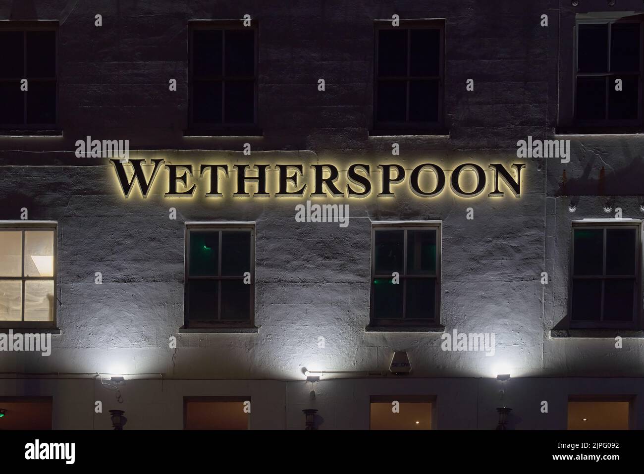 Il Wetherspoon illuminato segno del Mechanical Elephant pub di notte a Margate, Regno Unito Foto Stock