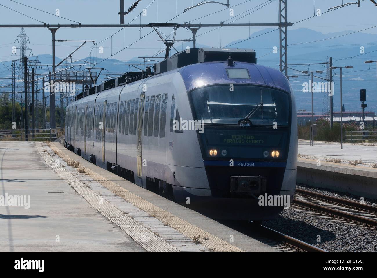 Uno dei pochi treni in Grecia che arrivano alla stazione di Corinto in estate Foto Stock
