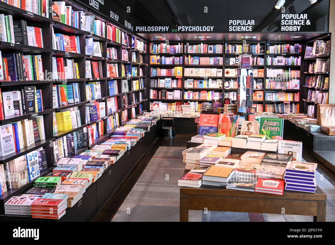 Berlino, Germania. 11th ago, 2022. Libri inglesi su filosofia, psicologia e scienza sono in vendita presso il grande magazzino culturale Dussmann. Credit: Jens Kalaene/dpa/Alamy Live News Foto Stock