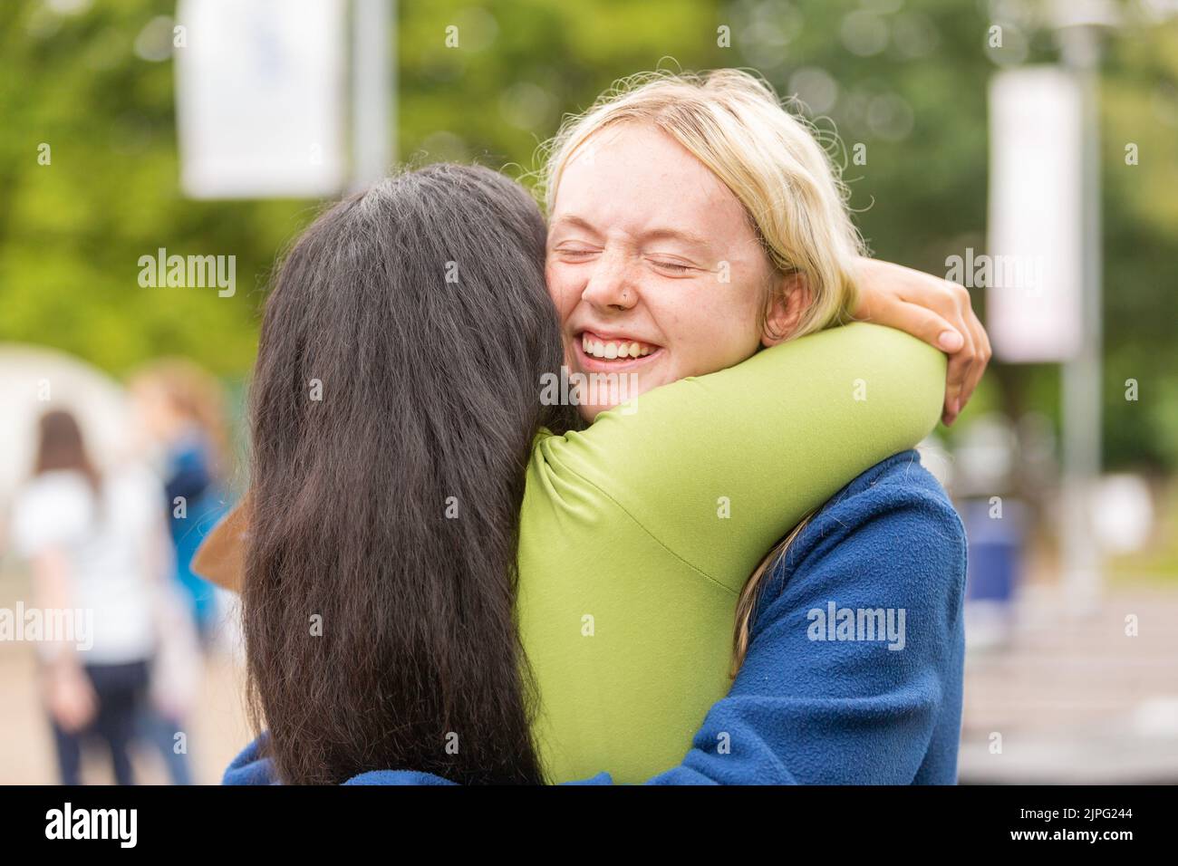Bewdley, Worcestershire, Regno Unito. 18th ago, 2022. Sylvia Wood e Latisha Cope di Bewdley Sixth Form, Worcestershire sono soddisfatti dei loro risultati A Level. Credit: Peter Lopeman/Alamy Live News Foto Stock