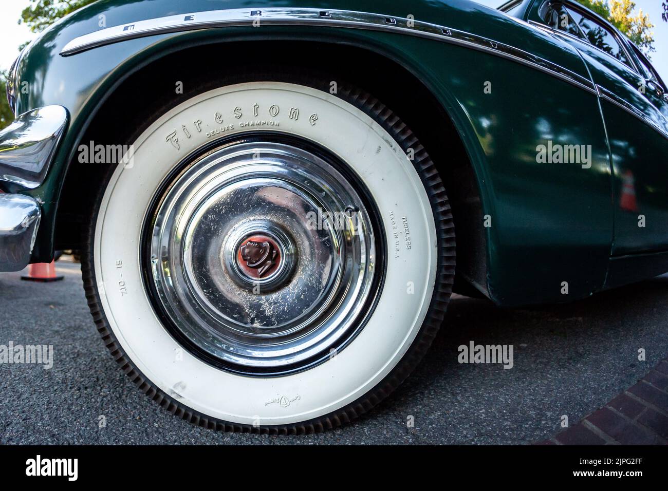 Washington, Stati Uniti. 7th ago, 2022. Pneumatico bianco su berlina Mercury Sport 1951. L'auto è uno degli oltre 20 veicoli antichi utilizzati nel film, ''Rustin, '' circa l'attivista per i diritti civili Bayard Rustin. Il film è prodotto dalla società di produzione Barack and Michelle Obama, Higher Ground Productions, '' e debutterà su Netflix nel 2023. (Credit Image: © Allison Bailey/SOPA Images via ZUMA Press Wire) Foto Stock