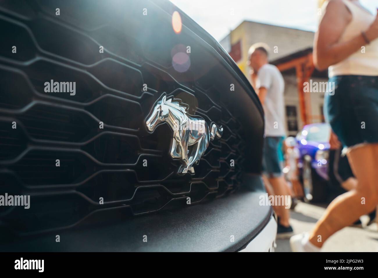 San Francisco, USA - 17 agosto 2022: Ford mustang auto. Moderno e potente marchio di auto Mustang su una strada soleggiata della città. Messa a fuoco selezionata. Foto di alta qualità Foto Stock