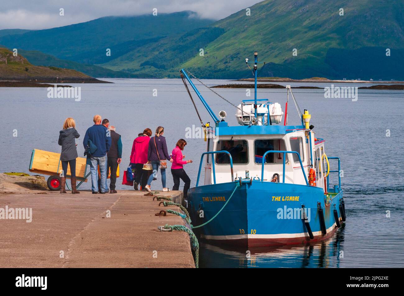 I passeggeri che salpano a bordo di un traghetto a Port Appin Loch Linnhie. Argyll. Scozia. Foto Stock