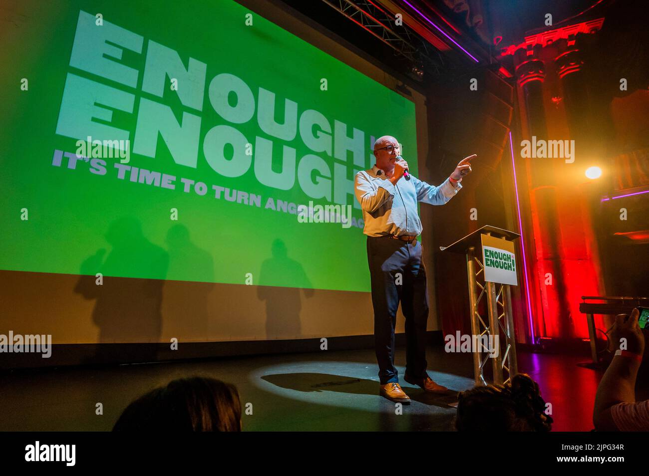 Londra, Regno Unito. 17th ago, 2022. Dave Ward, CWU parla - basta tenere il suo rally di lancio al Clapham Grand, per essere seguiti da rally in tutta la Gran Bretagna. Organizzeranno gruppi comunitari, sosterranno linee di picket e agiranno contro le aziende che traggono profitto dal costo della crisi. Credit: Guy Bell/Alamy Live News Foto Stock