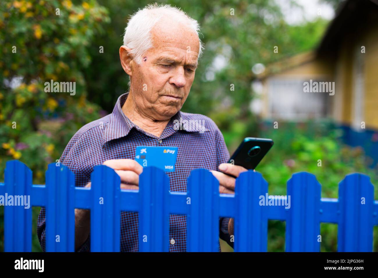 L'uomo anziano scrive il messaggio sullo smartphone. Concetto di utilizzo di gadget digitali da parte di anziani Foto Stock