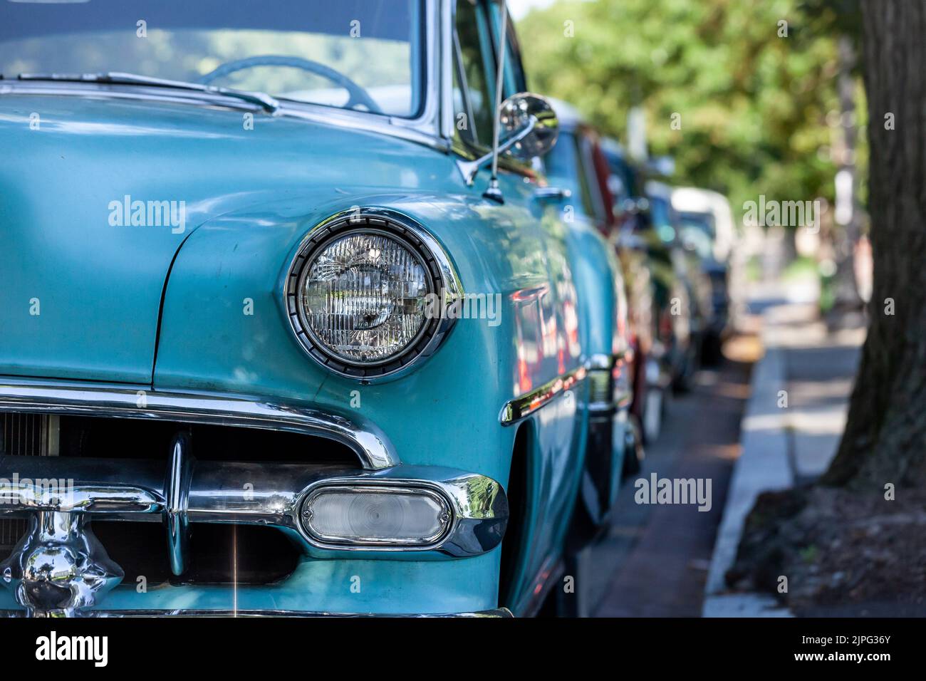Washington, Stati Uniti. 7th ago, 2022. Un 1954 Chevrolet Bel Air si trova parcheggiato su una strada in attesa di uso. È una delle oltre 20 auto e camion antichi utilizzati nel film, ''Rustin, '' circa l'attivista per i diritti civili Bayard Rustin. Il film è prodotto dalla società di produzione Barack and Michelle Obama, Higher Ground Productions, '' e debutterà su Netflix nel 2023. (Credit Image: © Allison Bailey/SOPA Images via ZUMA Press Wire) Foto Stock