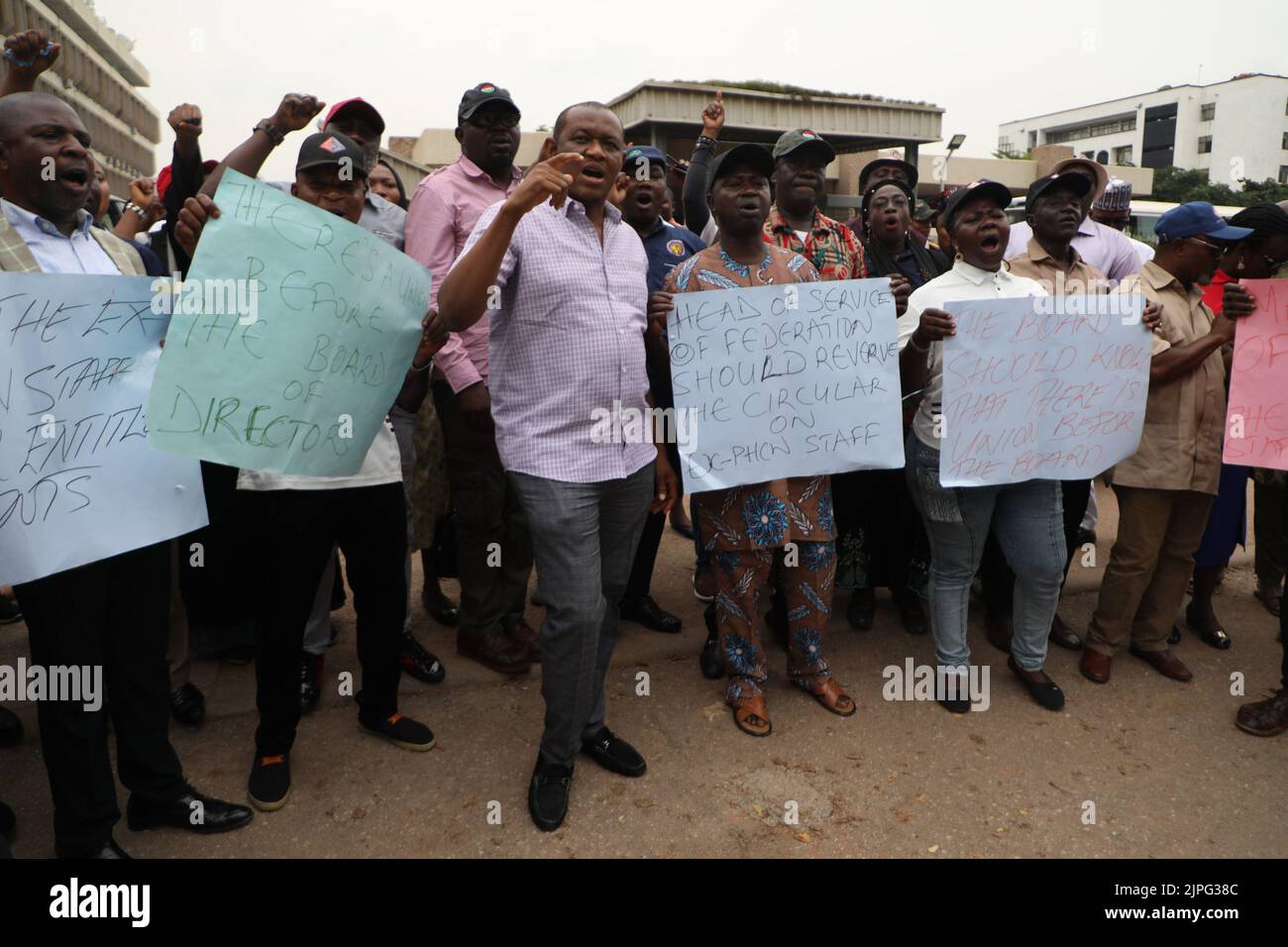 Abuja, Nigeria. 17th ago, 2022. I membri dell'Unione Nazionale dei dipendenti di energia elettrica convergono di fronte all'edificio che ospita il Ministero del potere e la Società di trasmissione della Nigeria, sede ad Abuja, Nigeria, il 17 agosto 2022. Un sindacato dei lavoratori dell'elettricità in Nigeria ha iniziato mercoledì uno sciopero indefinito a livello nazionale, causando blackout e peggiorando l'approvvigionamento energetico in alcune parti del paese africano più popoloso. PER ANDARE CON 'Roundup: Blackout ha colpito parti della Nigeria come lavoratori di elettricità iniziare sciopero nazionale' credito: Sadiq Adelakun/Xinhua/Alamy Live News Foto Stock