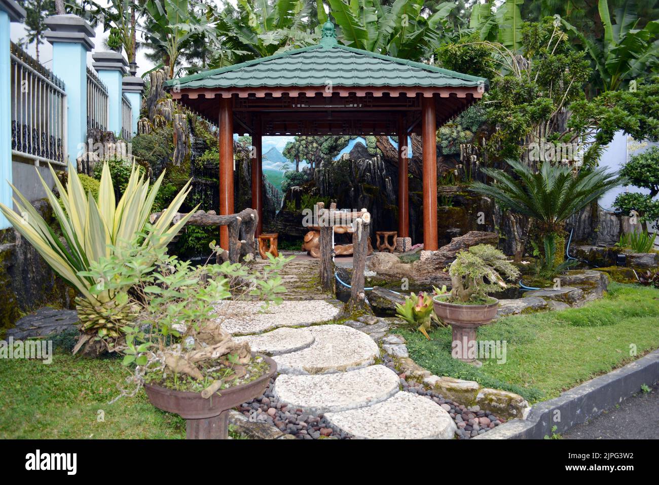 Tegal, INDONESIA, 16 Giugno 2016 - Un aspetto frontale di un gazebo moderno con architettura tradizionale fusion giapponese-giavanese all'interno della villa Foto Stock