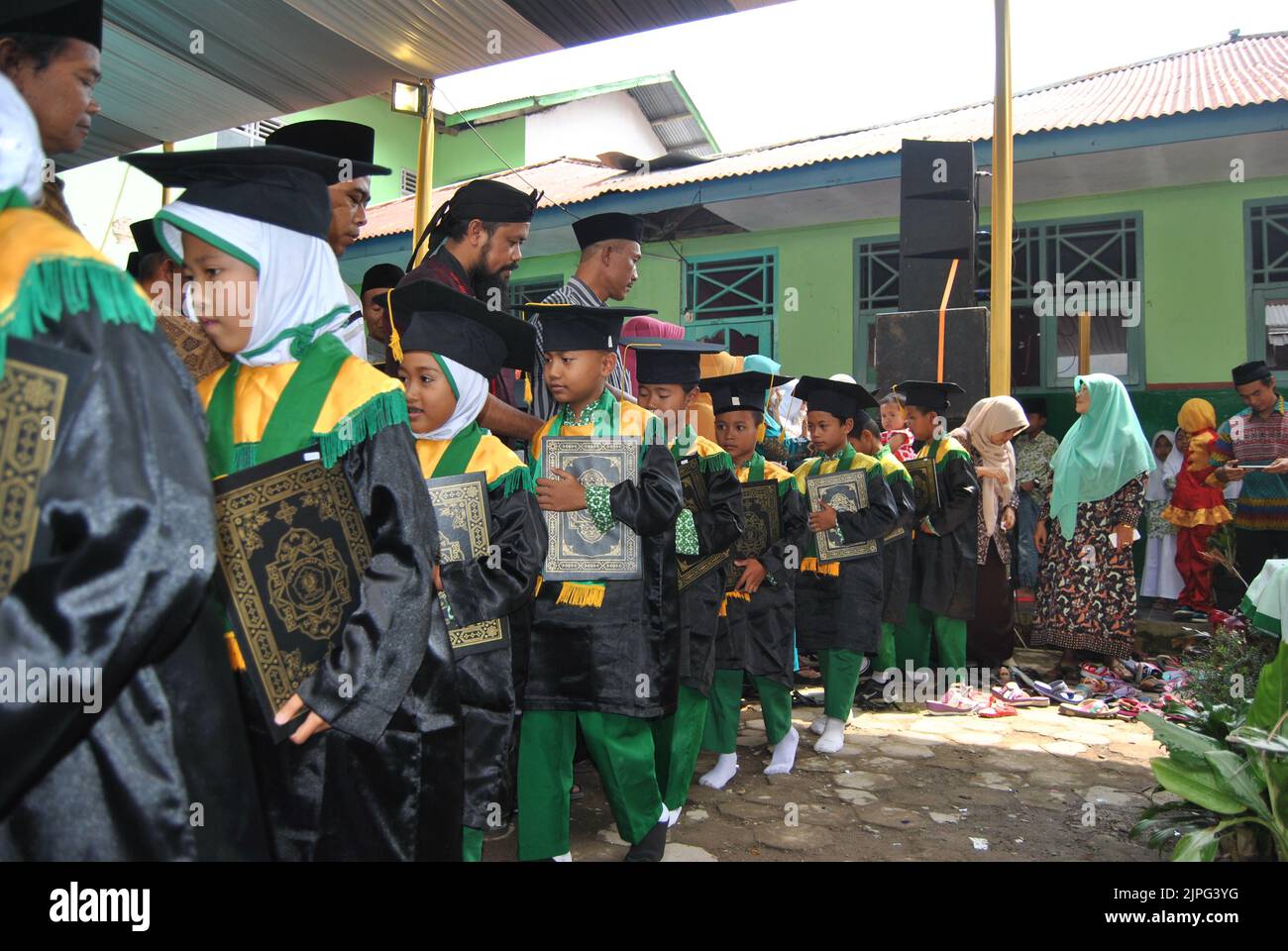 Tegal, INDONESIA, 3 maggio 2018 - gli studenti dell'asilo musulmano pagano l'ultimo omaggio agli insegnanti baciando le mani alla laurea Foto Stock