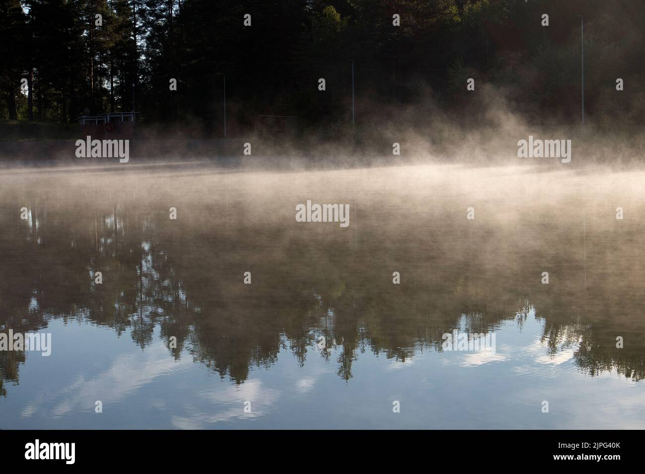 vapore acqueo sulla superficie di stagno Foto Stock