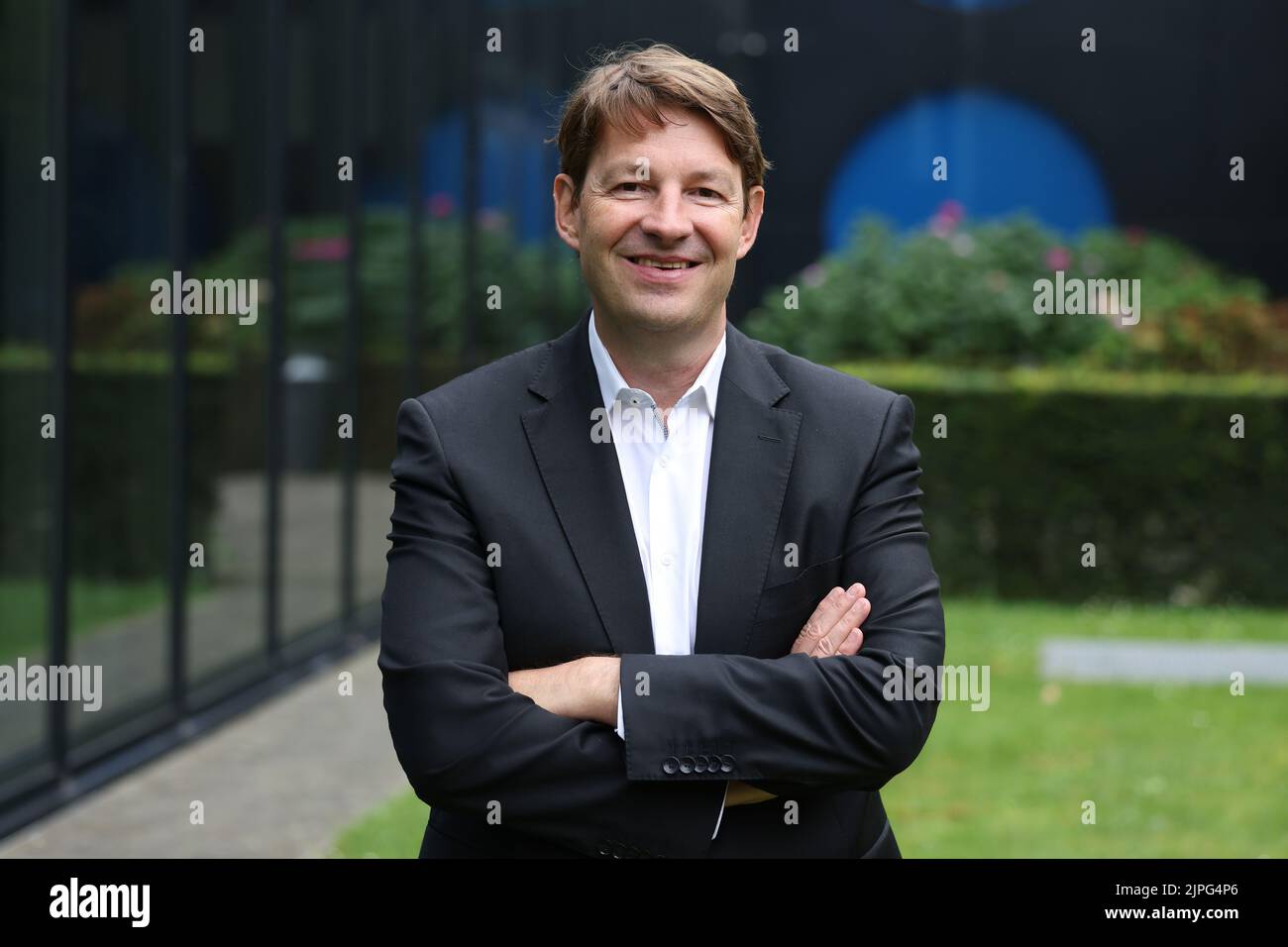 Duesseldorf, Germania. 18th ago, 2022. Bernard Schäferbarthold, Chief Financial Officer (CFO) di Hella, si trova di fronte all'edificio KPMG. Hella, specialista dell'illuminazione con sede a Lippstadt, è di proprietà maggioritaria del fornitore automobilistico francese Faurecia. Da febbraio le due società operano con il nome di Forvia. L'azienda dichiara di essere il settimo fornitore automobilistico più grande nel mondo con oltre 150.000 impiegati. Credit: David Young/dpa/Alamy Live News Foto Stock