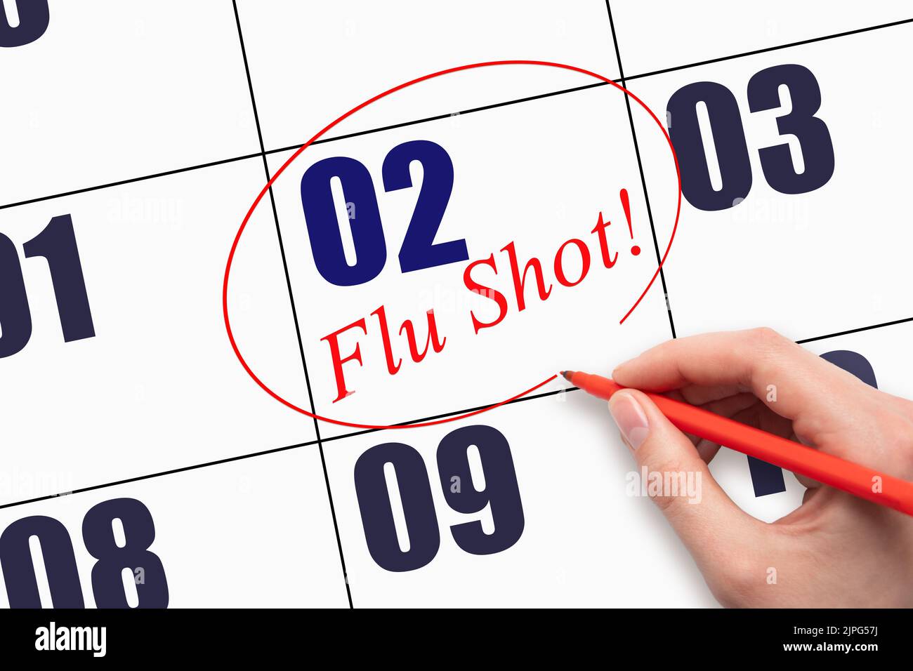 2nd giorno del mese. Scrittura a mano testo INFLUENZA COLPO e cerchiando la data del calendario. Segnare la data sul pianificatore del giorno per avere un colpo di influenza. Medicina sanitaria Foto Stock