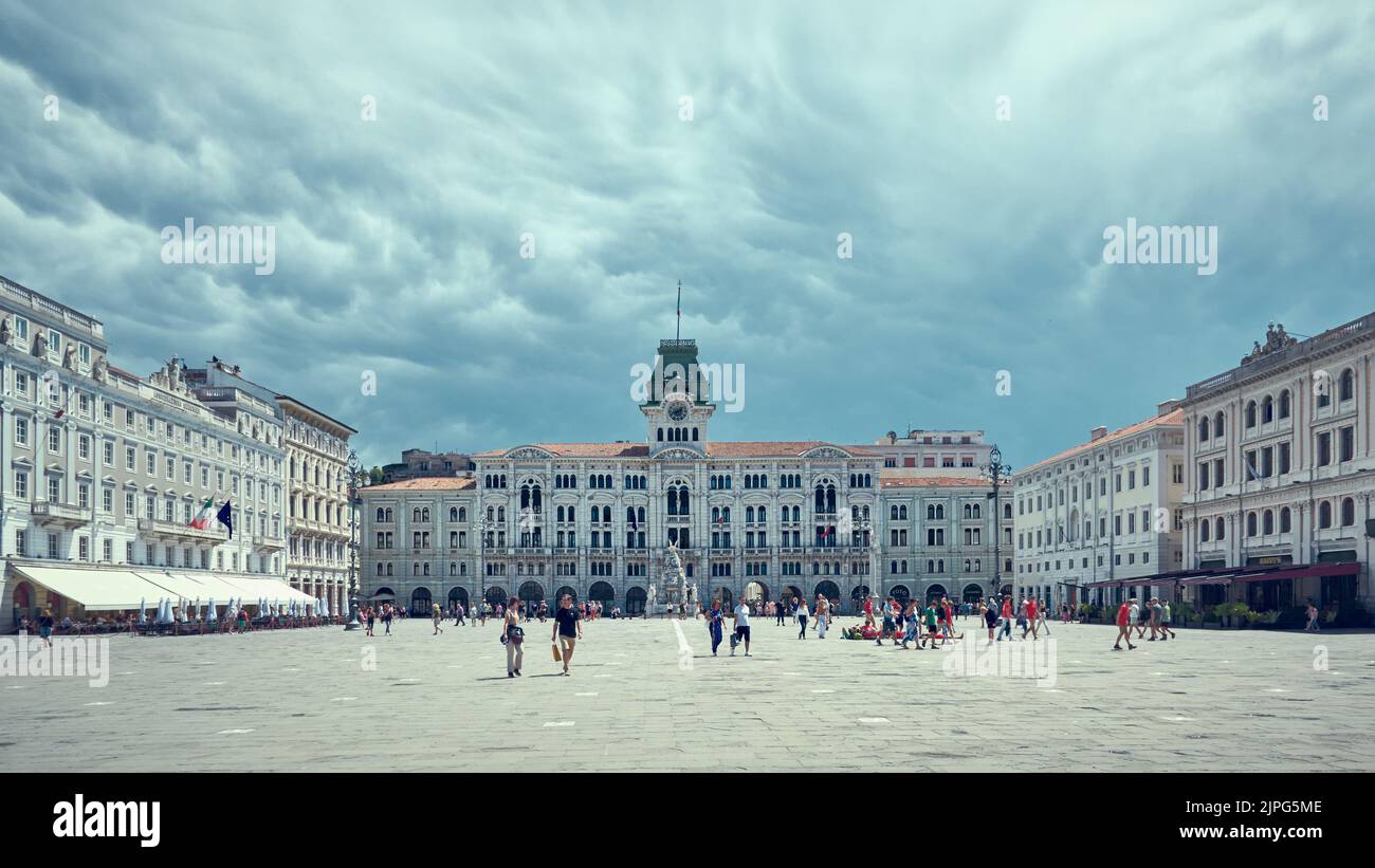 Trieste, Italia - 26 luglio 2022: Turisti nella famosa piazza Unità d'Italia di Trieste Foto Stock