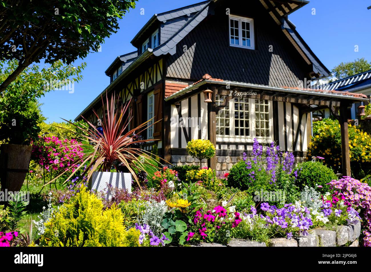 Frankreich, Sotteville-sur-Mer, 27.06.2022: Normannisches Fachwerkhaus mit ueppig bluehendem Garten im Sommer in Sotteville-sur-Mer an der franzoesissc Foto Stock