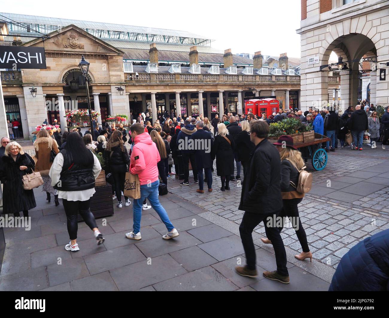 La gente che acquista a Covent Garden. Londra, Regno Unito. Foto Stock