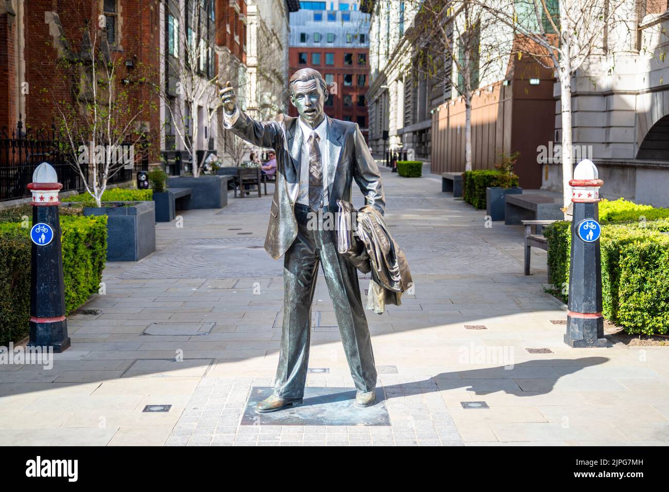 Taxi, il titolo di una statua di bronzo di John Seward Johnson Jr, che congela-cornici un operaio della città, heling un taxi. data 1983. A Blackfriars, Londra, Regno Unito Foto Stock