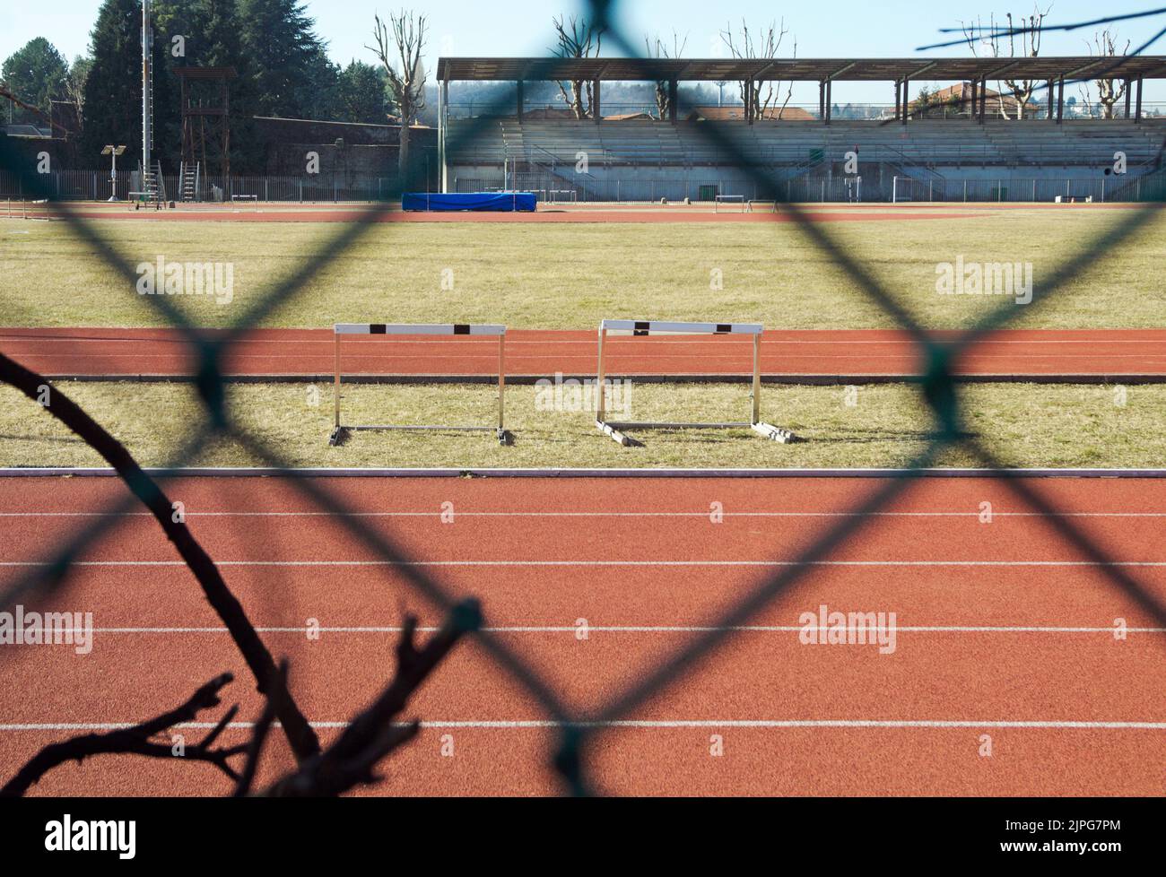 campo atletico visto attraverso una rete di scherma Foto Stock