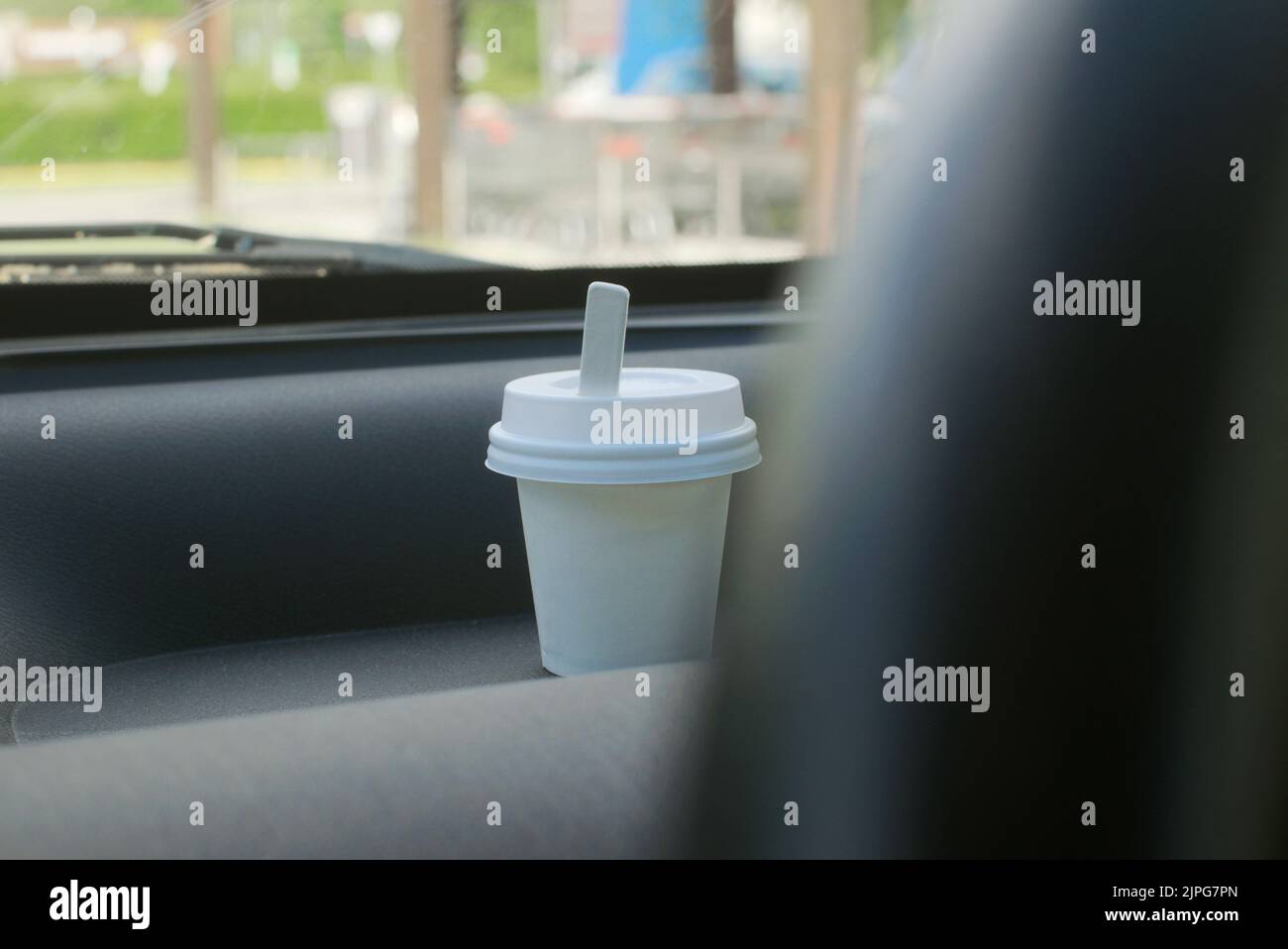 tazza monouso di caffè espresso con coperchio all'interno di un'auto Foto Stock