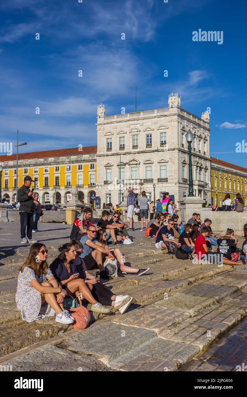 Le persone che si godono il sole in piazza Praca do Comercio a Lisbona, Portogallo Foto Stock