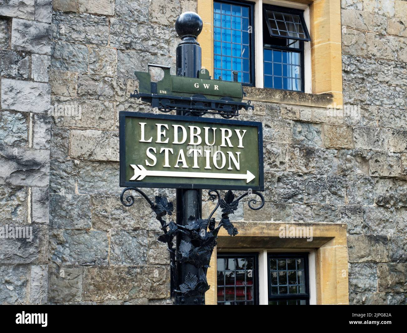 Vecchia stazione GWR cartello presso le Almshouses sulla High Street in Ledbury Herefordshire Inghilterra Foto Stock