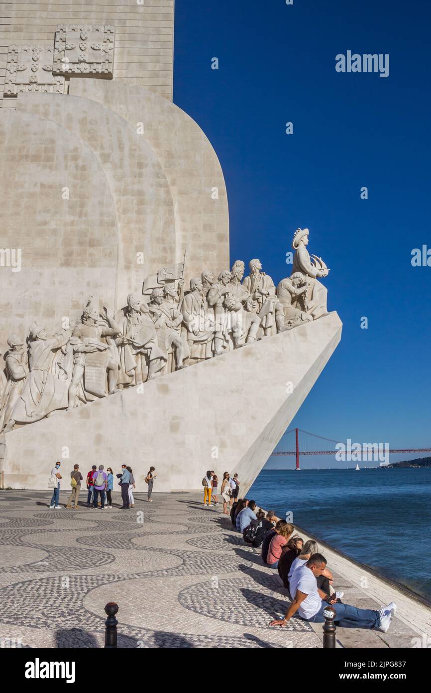 Persone sedute e che si rilassano sul lungomare di Belem, Lisbona, Portogallo Foto Stock