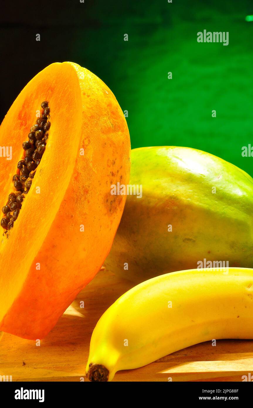 Frutti tropicali sulla tavola, cibo sano Foto Stock