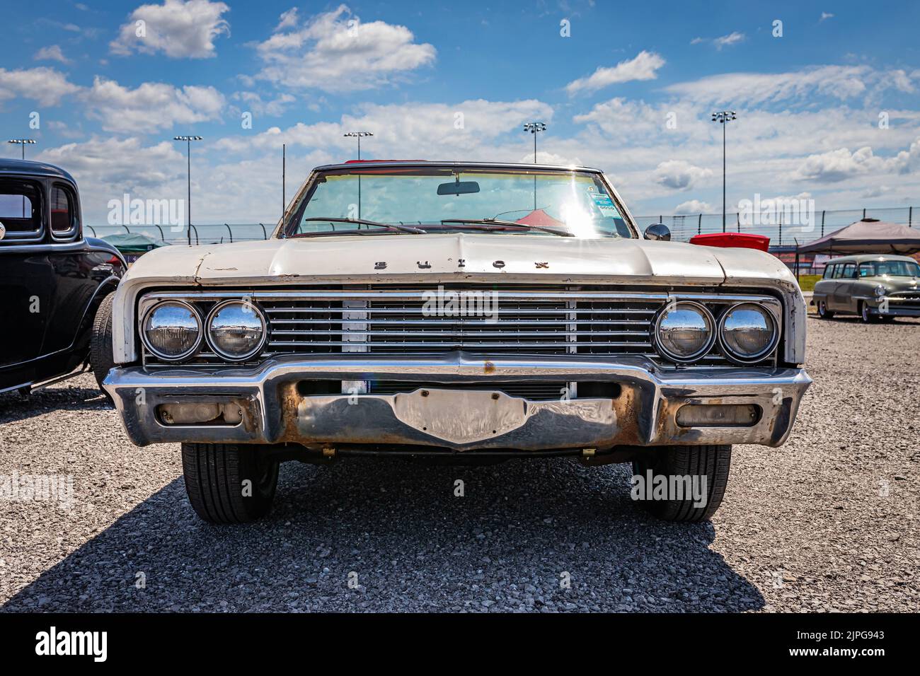 Libano, TN - 13 maggio 2022: Vista frontale in prospettiva bassa di un Buick Skylark Convertibile 1965 ad una fiera automobilistica locale. Foto Stock