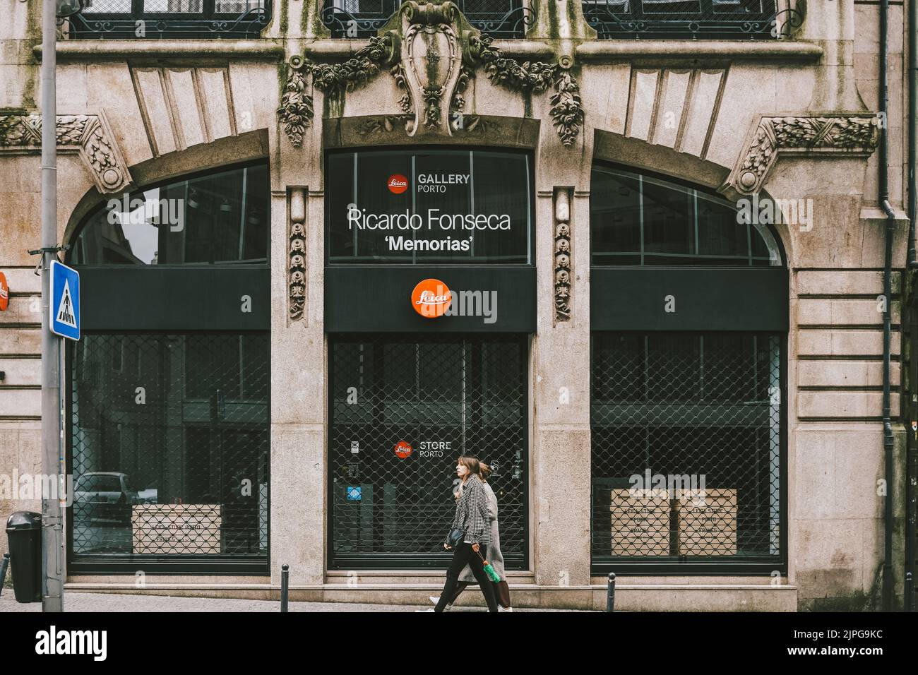 Persone in fron di chiuso Leicastore a Porto Foto Stock