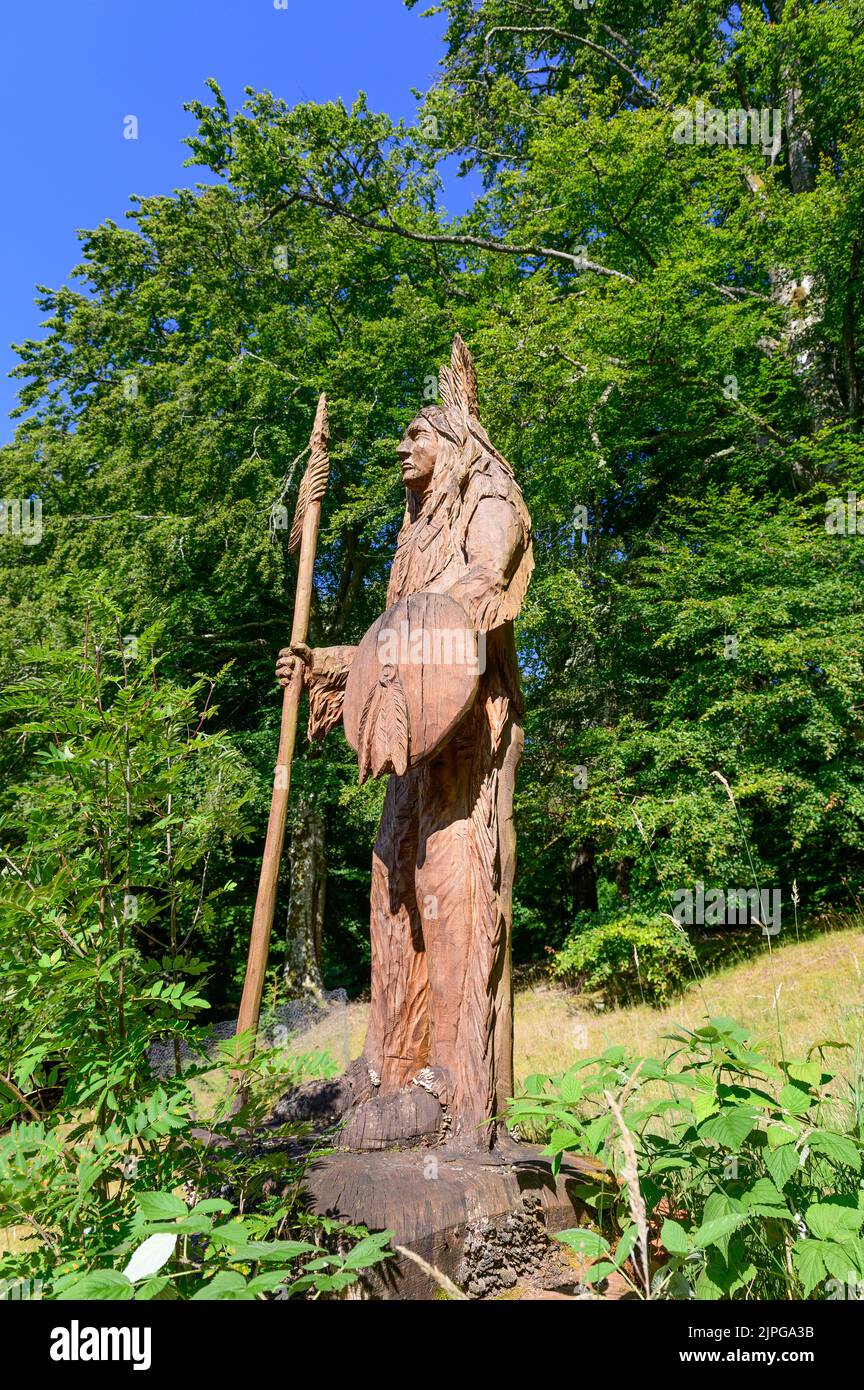 Scultura nativa del Nord America presso i Giardini Botanici di Dawyck, Stobo vicino a Peebles Scotland Foto Stock