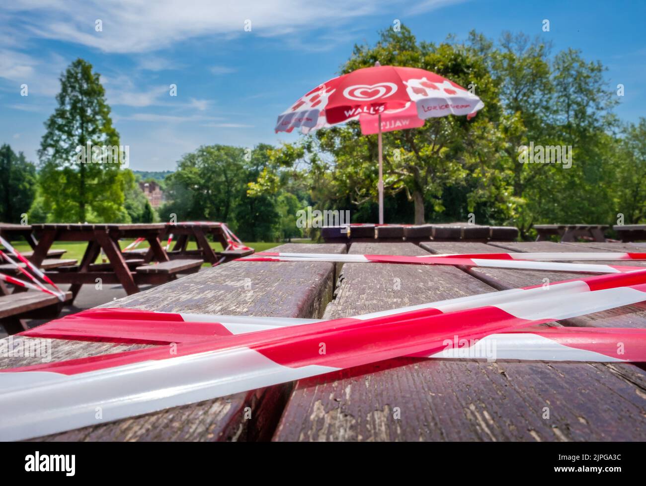 Ombrelloni e nastro all'esterno del caffè nel Brockwell Park durante l'epidemia di Coronavirus (Covid 19) Foto Stock