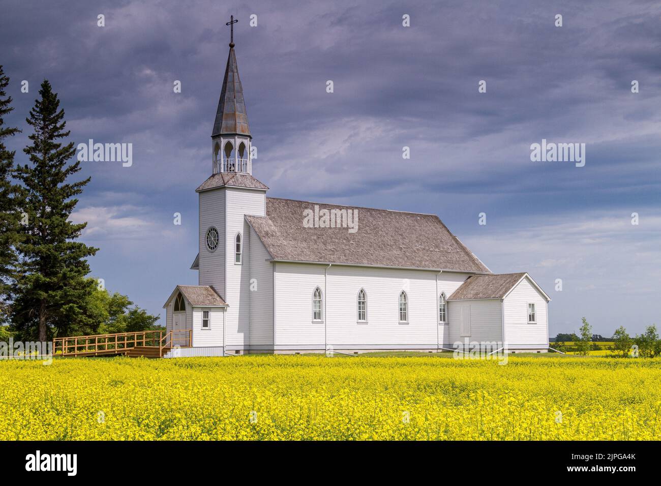 Chiesa cattolica romana di Santa Teresa con campo di canola. Notre-Dame-de-Lourdes, Manitoba, Canada. Foto Stock