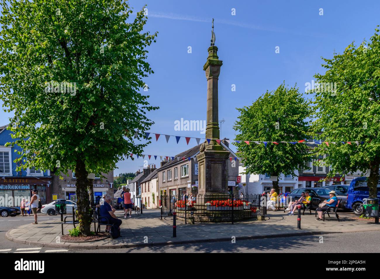 War Memorial e Town Centre su High Street, Moffat, Scozia Foto Stock