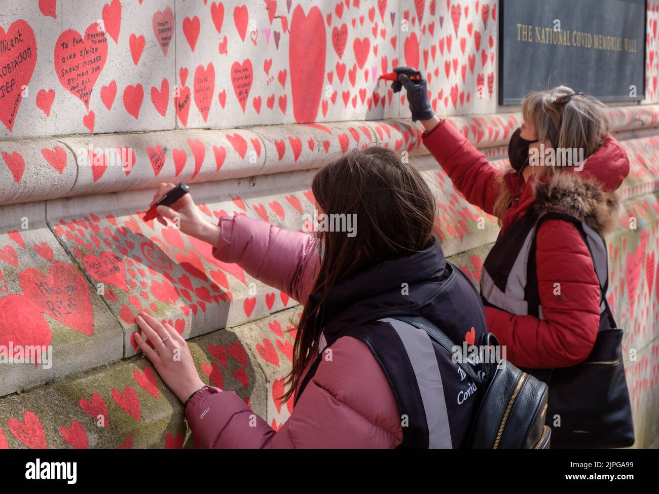 Sulla parete del St Thomas's Hospital, direttamente di fronte al fiume dalle Case del Parlamento, la gente si volontariato a disegnare cuori rossi come un Covid Nazionale Foto Stock