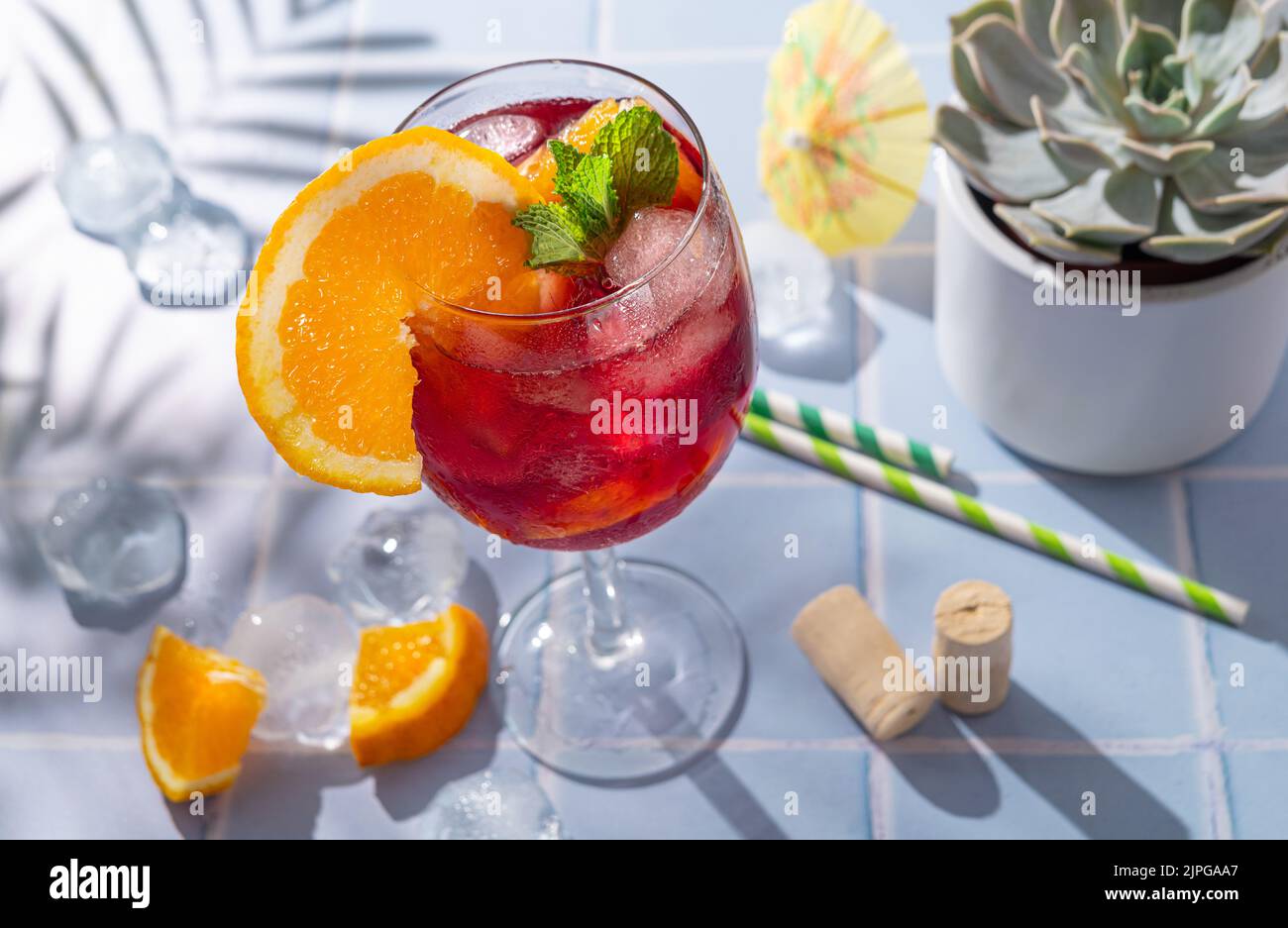 Tradizionale spagnolo estivo drink rinfrescante, cocktail, Tinto de verano. Foto Stock