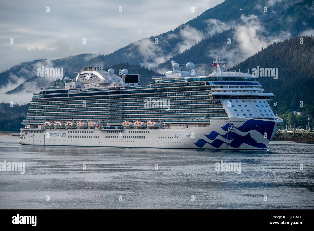 Juneau, Alaska - 27 luglio 2022: Nave da crociera Discovery Princess che arriva al porto delle navi da crociera di Juneau. Foto Stock