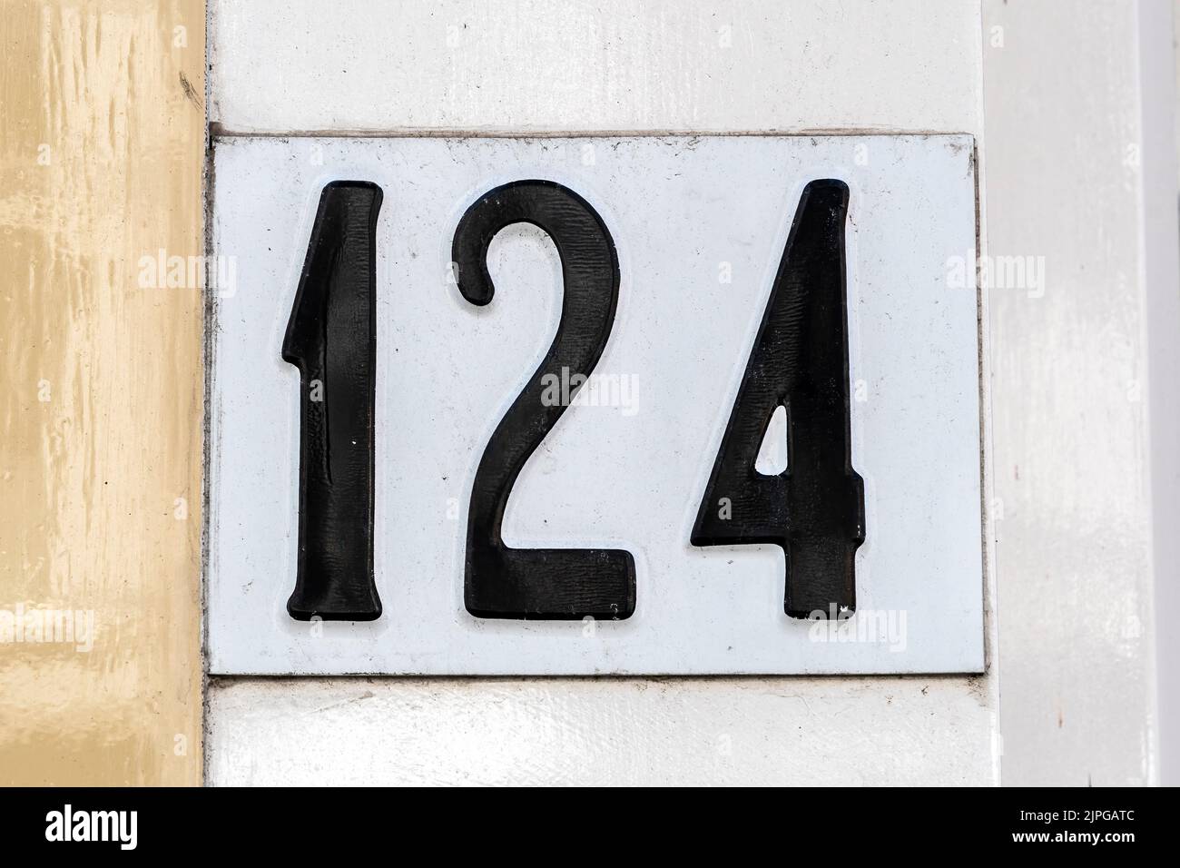 Numero centoventiquattro all'ingresso dell'edificio Foto Stock