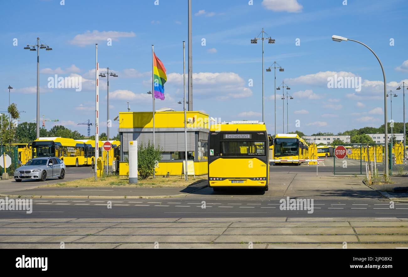 BVG Busbetriebshof, Indira-Gandhi-Straße, Hohenschönhausen, Lichtenberg, Berlino, Germania Foto Stock