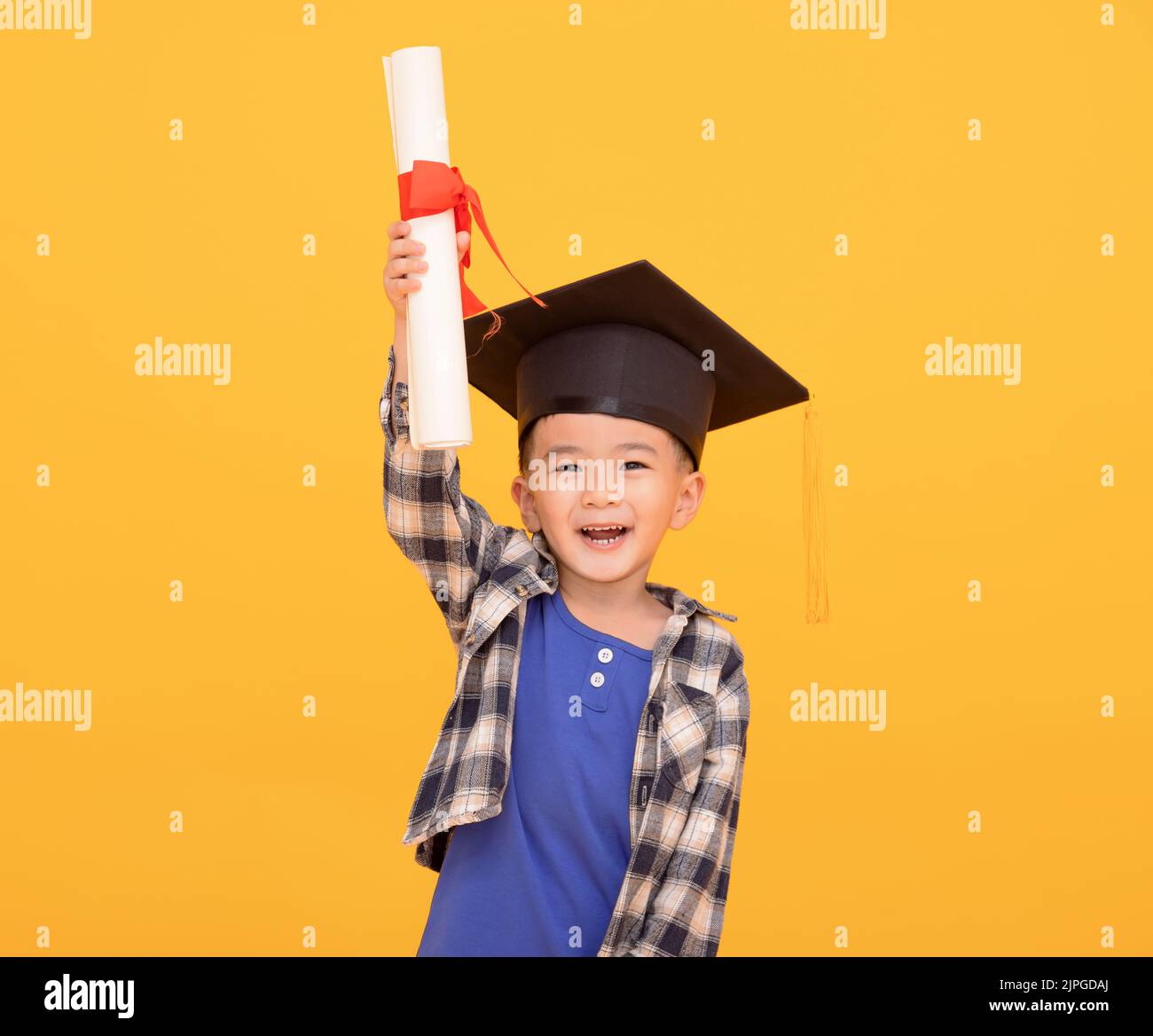 Felice scuola asiatica bambino laureato in laurea cap Foto Stock