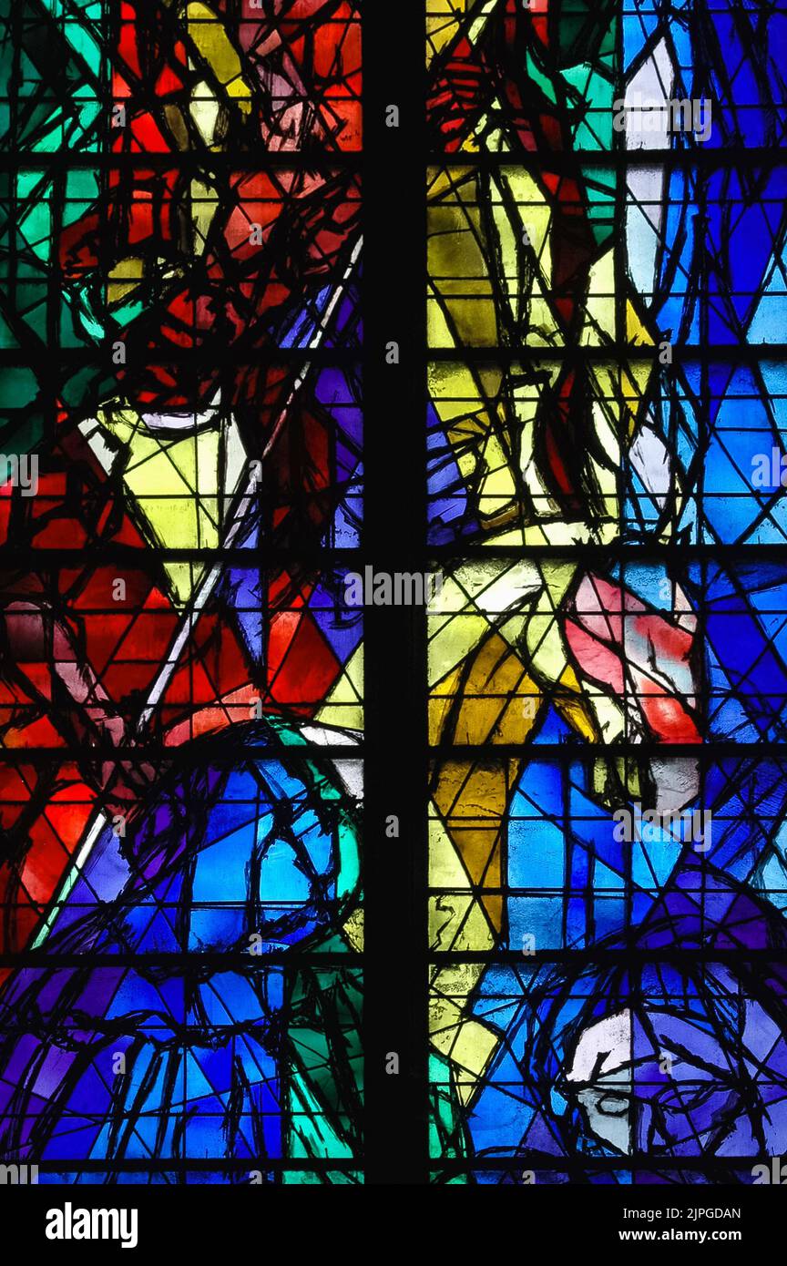 I colori caleidoscopici dell'artista modernista Marc Chagall: Particolare di una delle acclamate vetrate bibliche dell'Antico Testamento che creò tra il 1958 e il 1970 per la Cattedrale Cattolica Romana di Metz, nella regione del Grand Est della Francia nord-orientale. Foto Stock