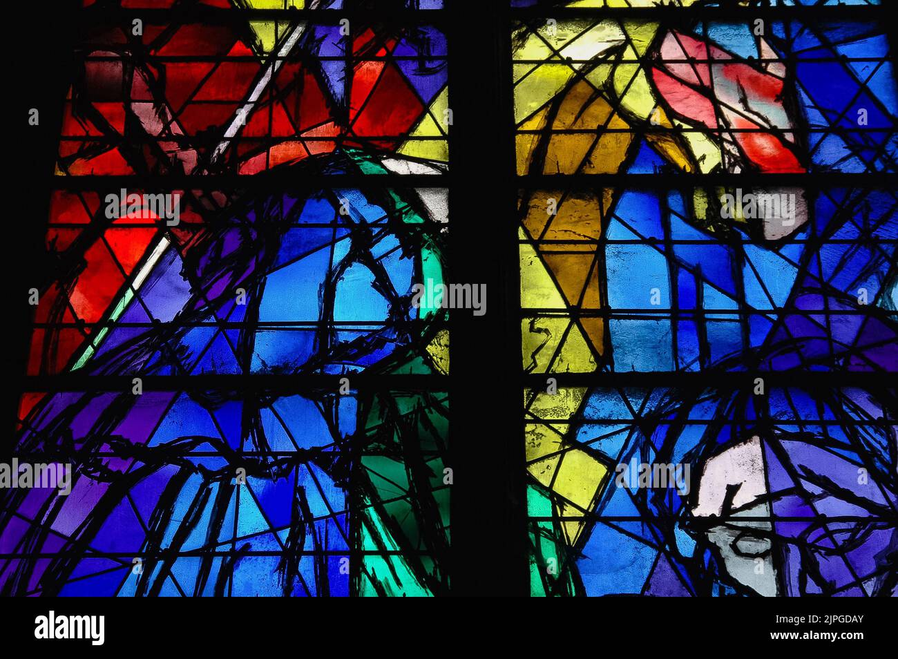 Viola intenso e rosso a giallo pastello… La ricca tavolozza di colori usata dall'artista modernista Marc Chagall in questo dettaglio di una delle acclamate vetrate bibliche dell'Antico Testamento che creò tra il 1958 e il 1970 per la Cattedrale Cattolica Romana di Metz, nella regione del Grand Est della Francia nord-orientale. Foto Stock