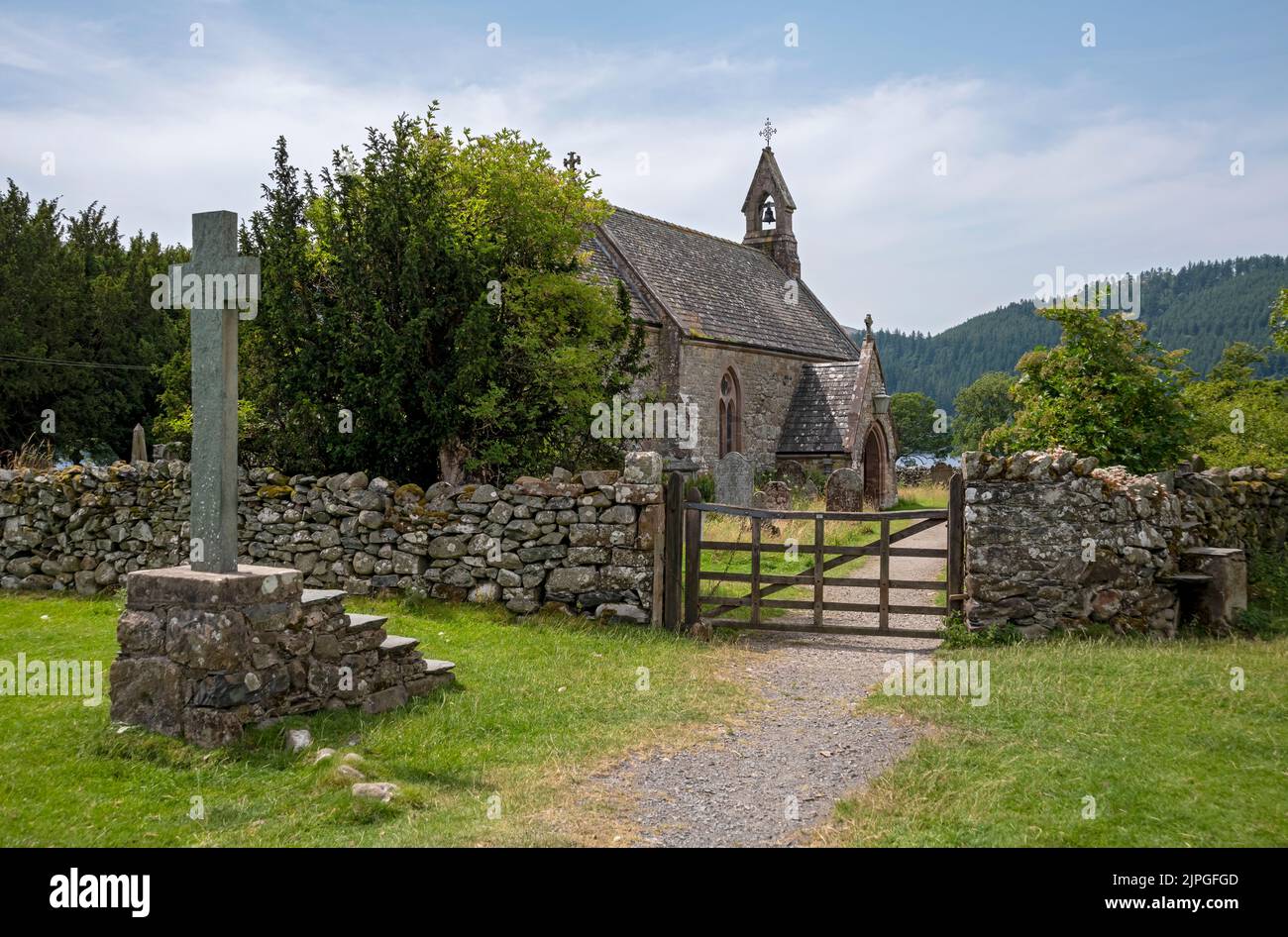 St Begas Church 1890 e attraversare Eskdale vicino a Bassenthwaite in estate Lake District National Park Cumbria Inghilterra Regno Unito Gran Bretagna Foto Stock