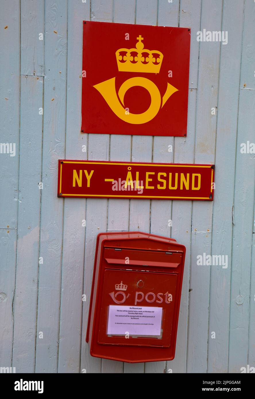 Facciata in legno blu dell'ufficio postale più a nord del mondo nel villaggio di NY-Alesund. Svalbard, Spitsbergen Norvegia. Luglio 25, 2022 Foto Stock
