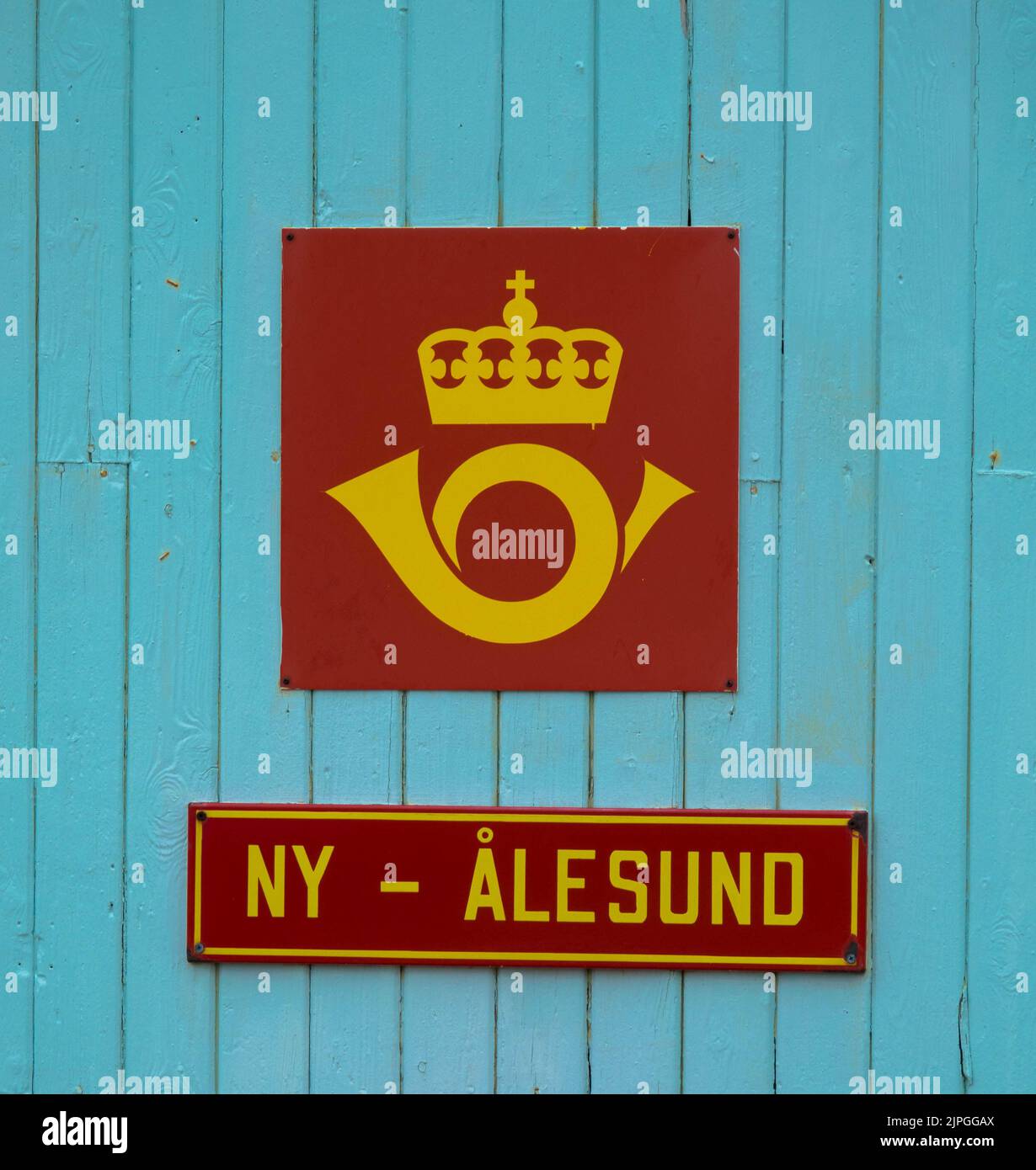 Facciata in legno blu dell'ufficio postale più a nord del mondo nel villaggio di NY-Alesund. Svalbard, Spitsbergen Norvegia. Luglio 25, 2022 Foto Stock