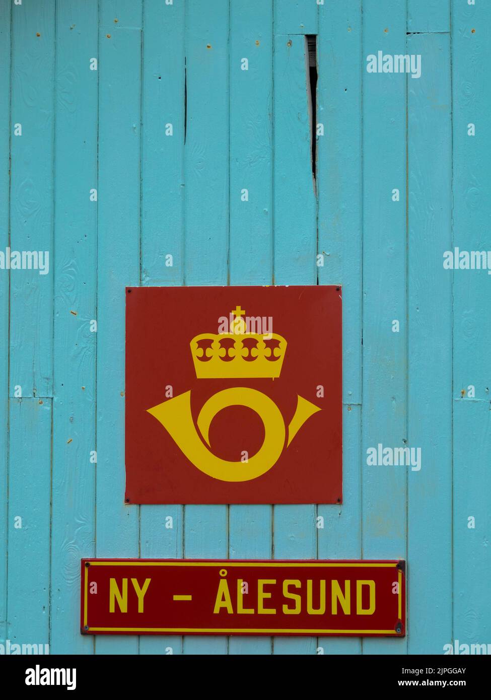 Facciata in legno blu dell'ufficio postale più a nord del mondo nel villaggio di NY-Alesund. Svalbard, Spitsbergen Norvegia. Luglio 25, 2022 Foto Stock