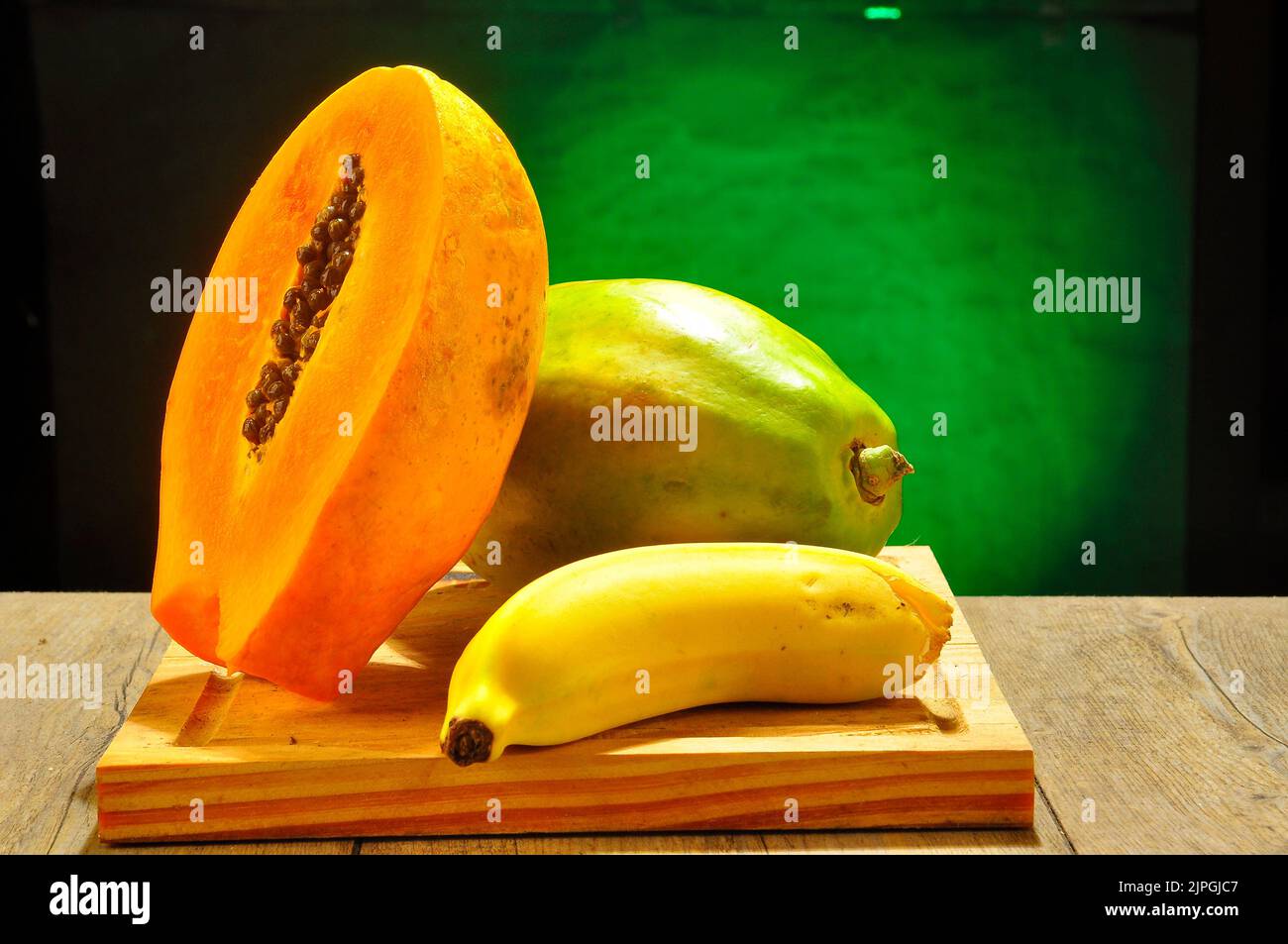 Frutti tropicali sulla tavola, cibo sano Foto Stock