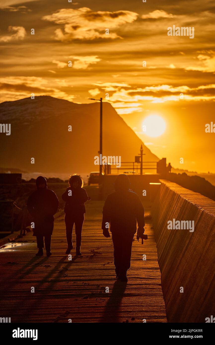 Passeggiata al tramonto sul molo di Flø, Ulsteinvik, Norvegia. Foto Stock