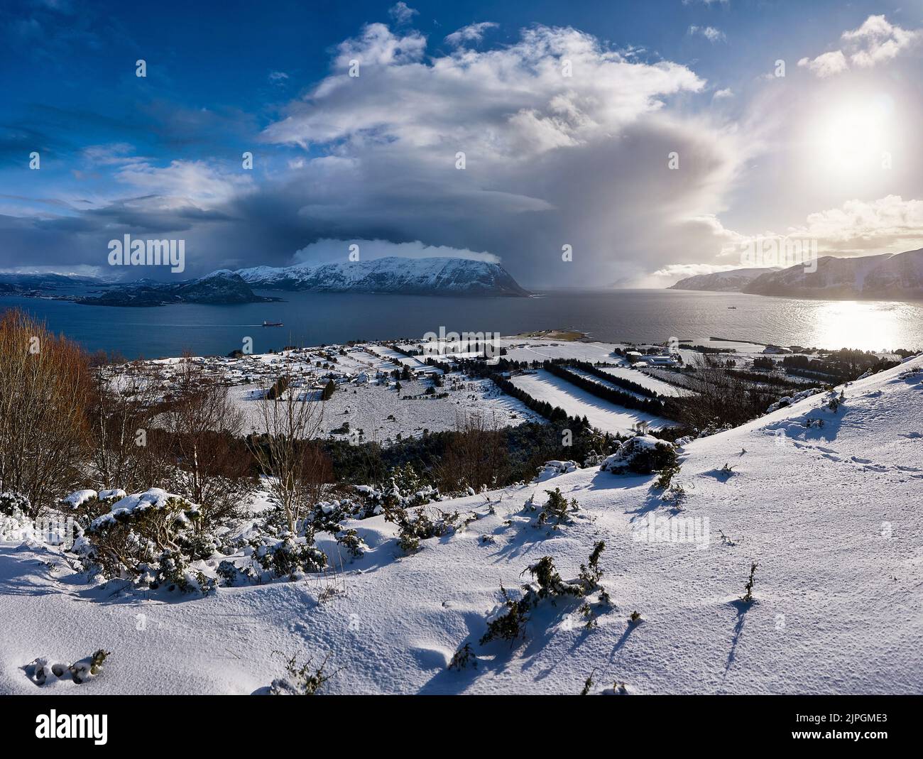 L'isola di Godøy in inverno, Sunnmøre, Møre og Romsdal, Norvegia. Foto Stock